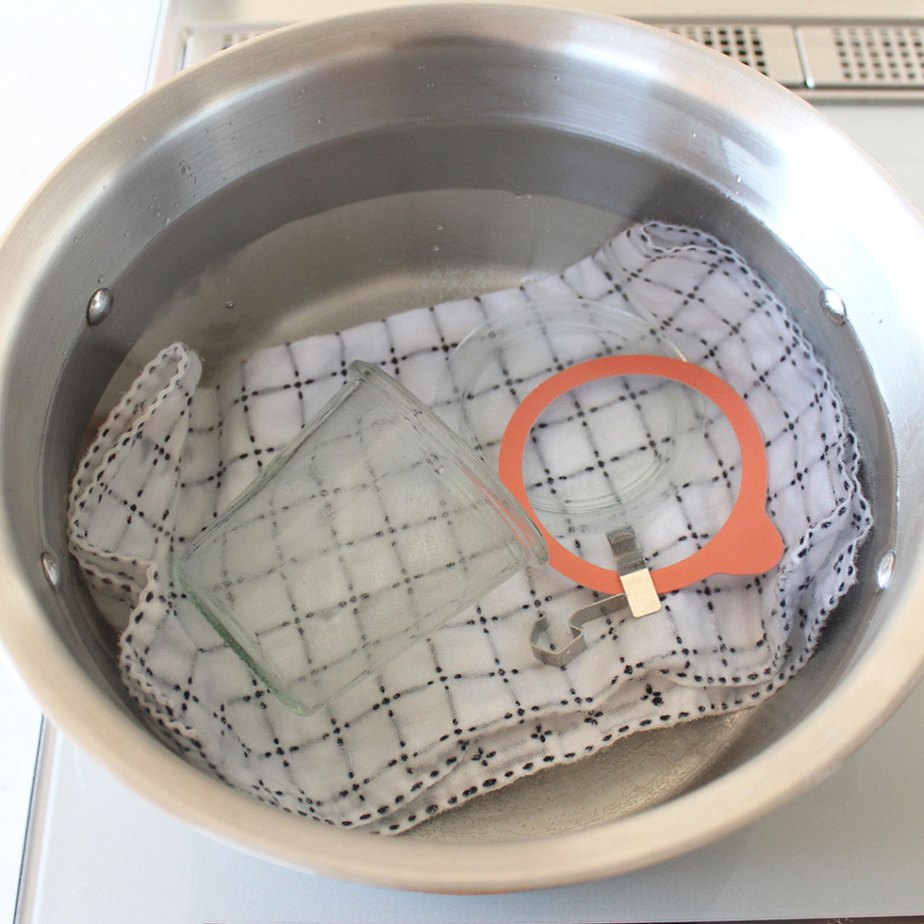 大きな鍋に保存容器を入れ、つかるくらいの熱湯で煮沸消毒