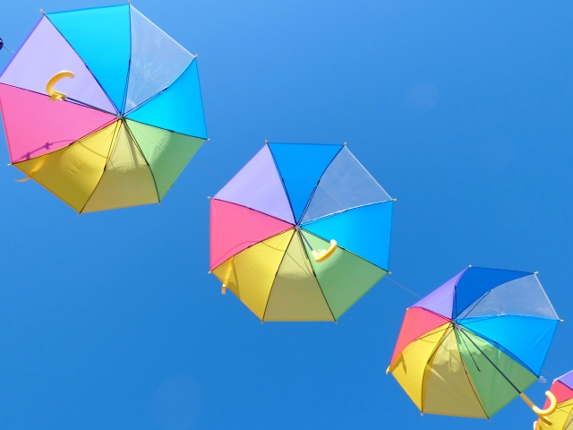 青空とカラフルな傘