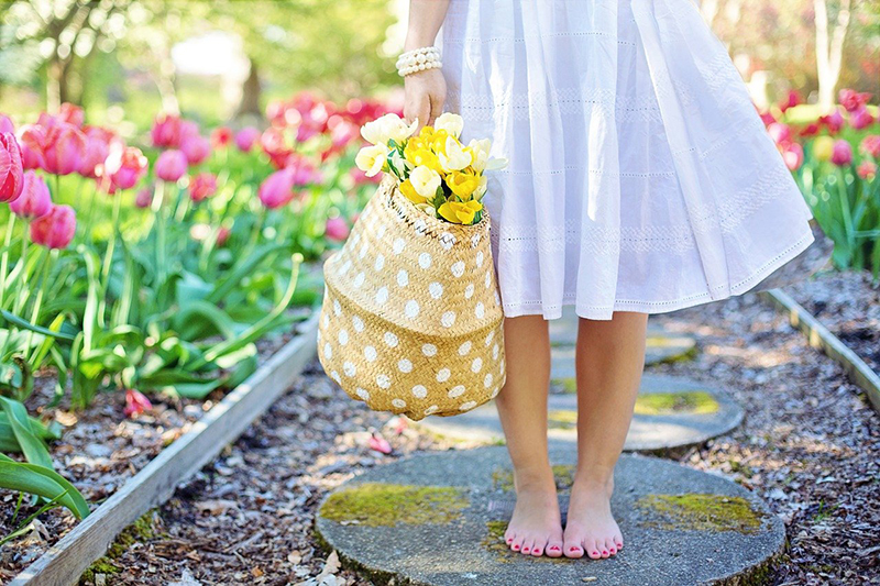 素足で花壇を歩く女性の足