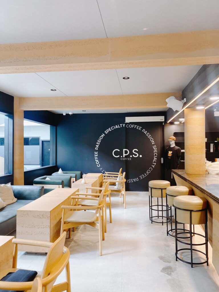 バンコク映えカフェ「C.P.S. COFFEE Flagship Sukhumvit 53 Thonglor 」の１階内観