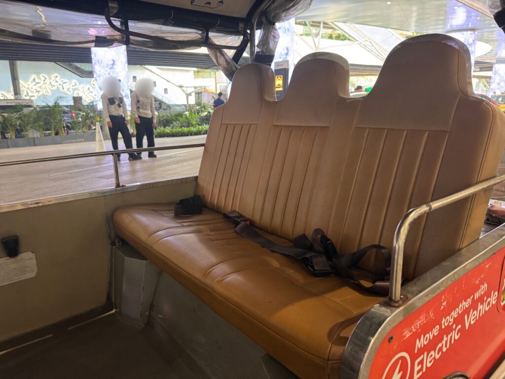 タイ・バンコクのトゥクトゥク移動予約サービス「Muvmi」の座席