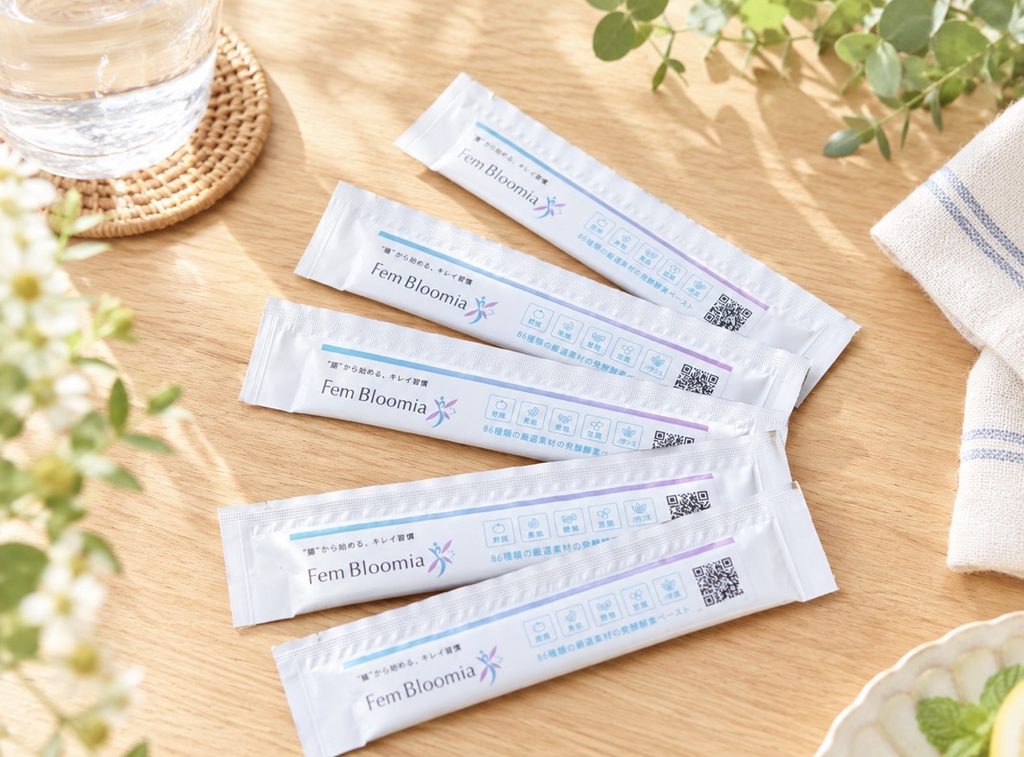 木のテーブルに並べたFem Bloomia Pasteのスティック包装