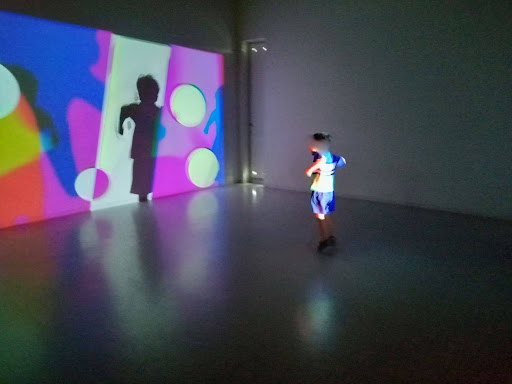 福岡子連れおでかけスポット「魔法の美術館」のFragment Shadow