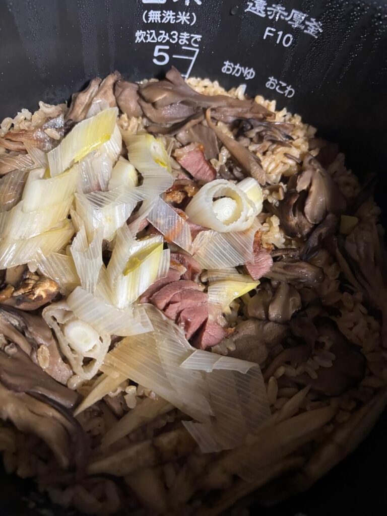 食事を楽にする時短・栄養貯金の参考「きのこの炊き込みご飯作りたて」