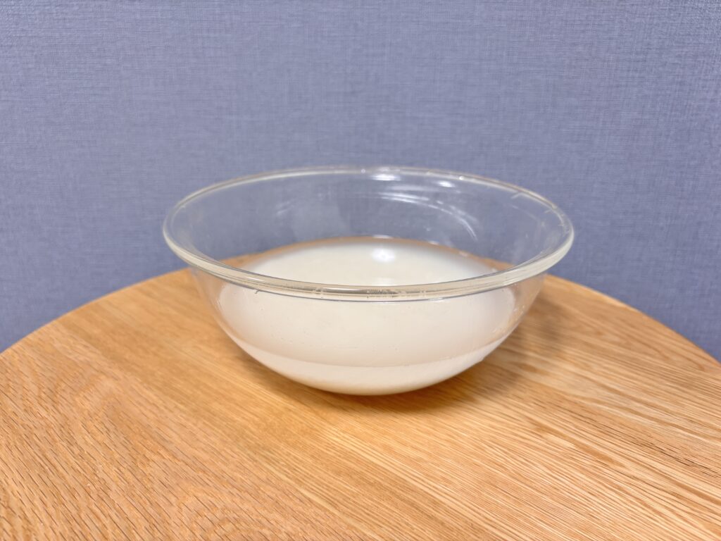 秋鮭と枝豆の炊き込みご飯のお米洗う写真
