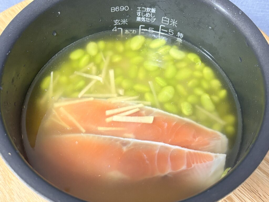 秋鮭と枝豆の炊き込みご飯の炊く前の写真