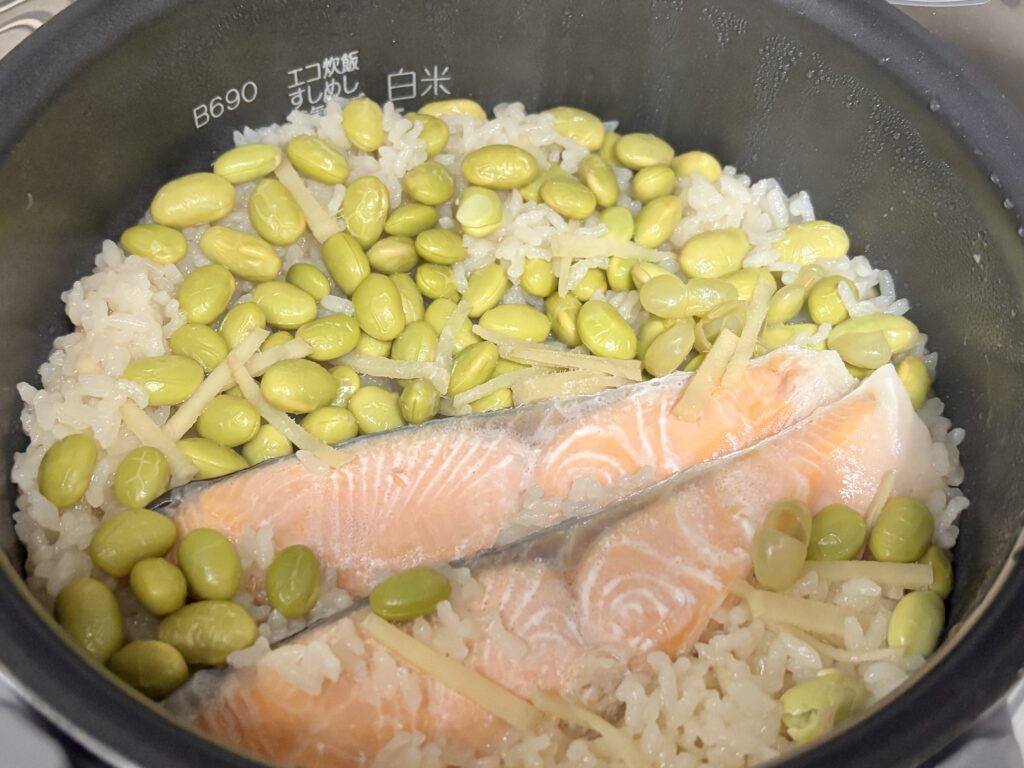 秋鮭と枝豆の炊き込みご飯、炊き立て