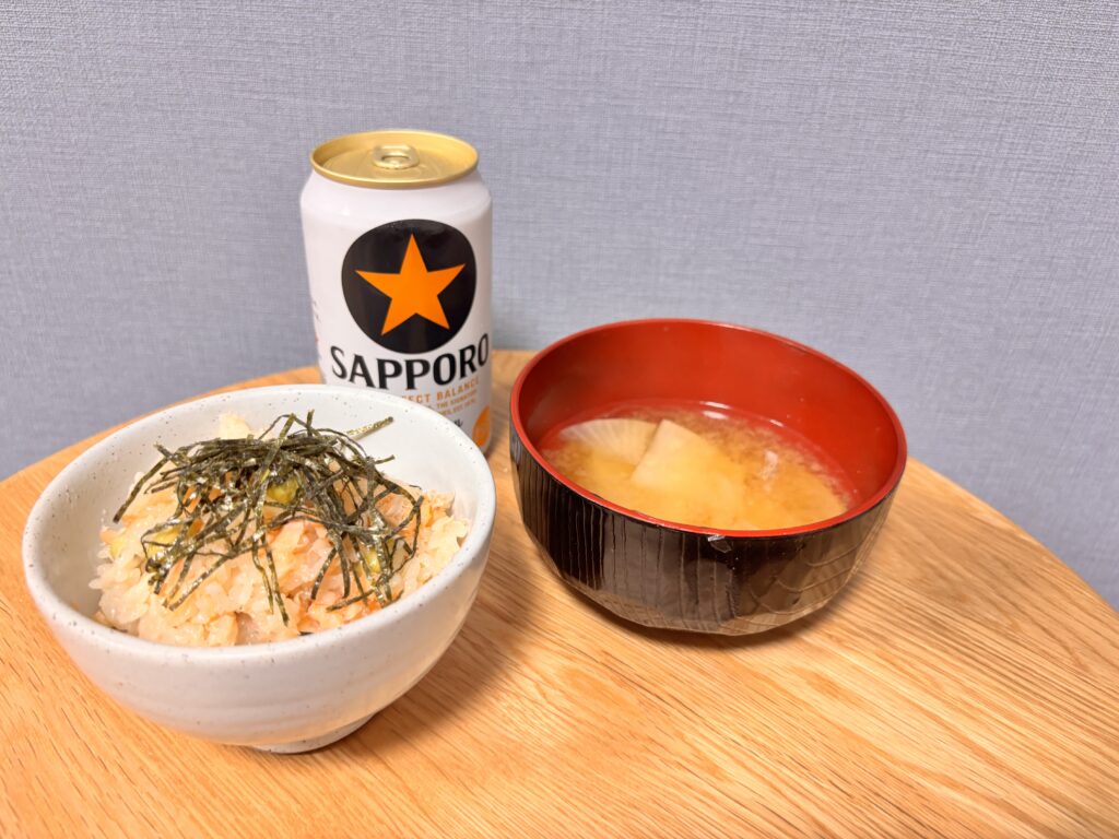 秋鮭と枝豆の炊き込みご飯を食べる晩酌写真